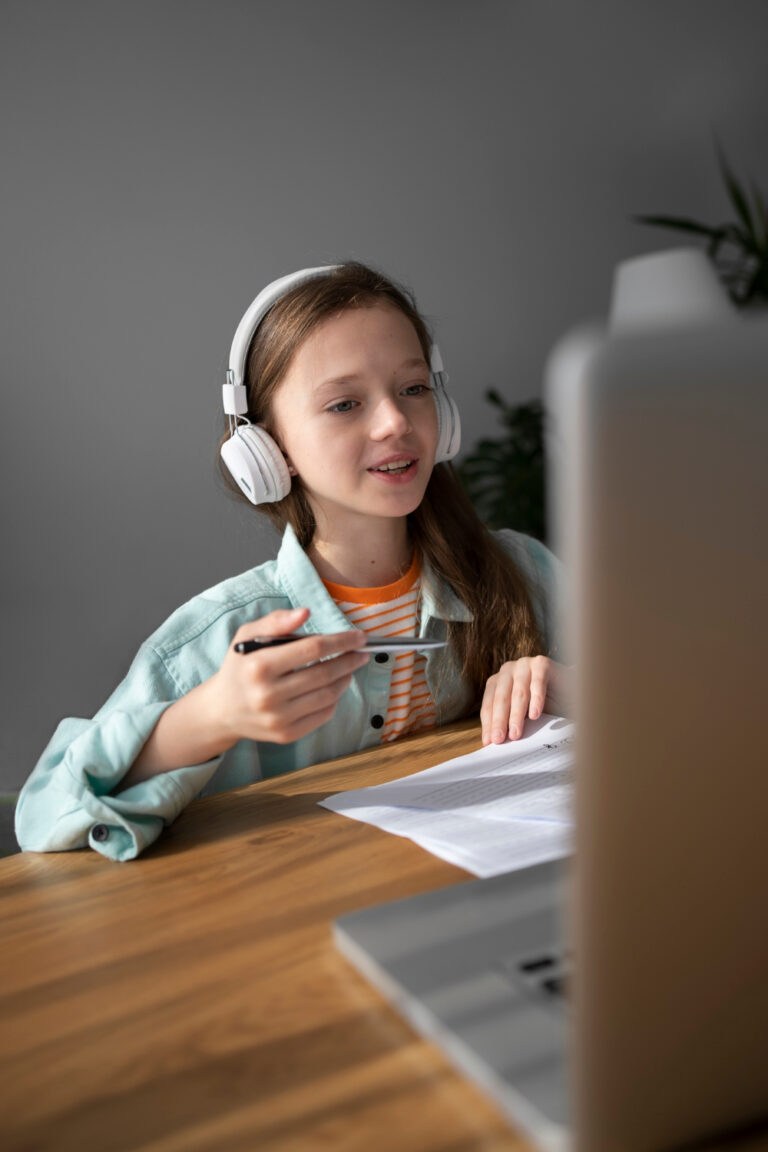 Szkolna dziewczynka ucząca się zdalnie w domu - angielski online dla dzieci w przyjaznej formie