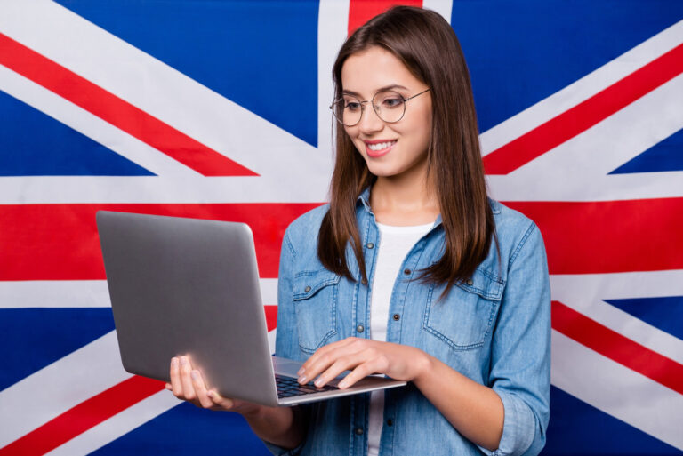 Kobieta ucząca się przez internet - przykład jak wygląda coaching językowy z trenerem języka angielskiego online