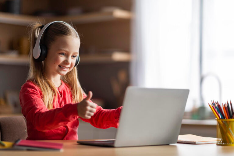 Zadowolona uczennica w wirtualnej klasie - kurs angielskiego online dla dzieci