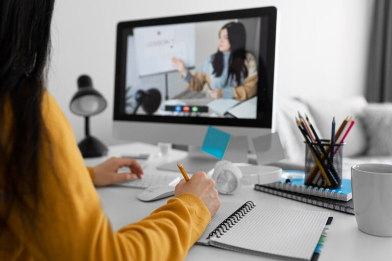 Uczeń uważnie śledzący materiał z kursu angielskiego online dla dzieci
