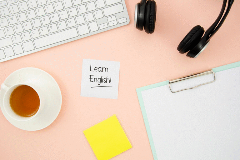 Przybory do nauki angielskiego online dla osoby z Żar i karteczka z napisem "Learn English"