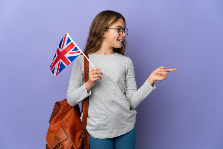 Dziecko z flagą UK - symboliczny początek przygotowania do egzaminu ósmoklasisty z angielskiego online