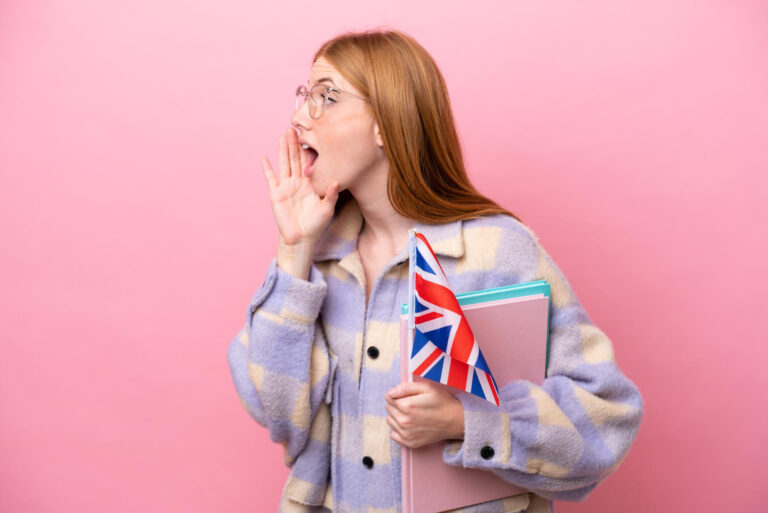 Kobieta z flagą UK ćwiczy mówienie podczas przygotowania do matury ustnej z angielskiego
