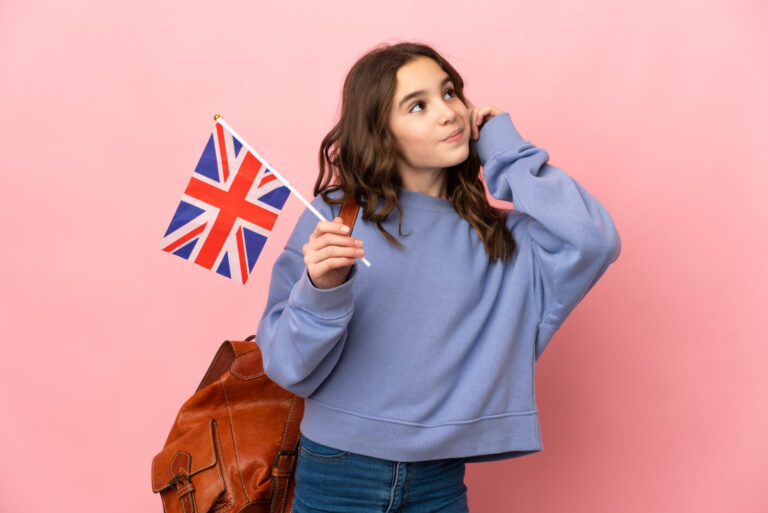 Młoda osoba z flagą UK gotowa do matury z angielskiego na poziomie podstawowym