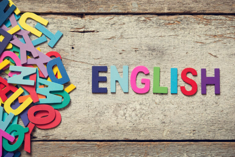 Kolorowy napis "English" z drewnianych liter podczas zajęć online dla ucznia z Głogowa