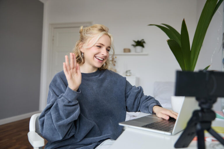 Kobieta z Milicza w pokoju z laptopem i kamerą podczas nauki angielskiego online