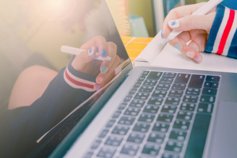 Kobieta ze Świdnicy korzystająca z laptopa podczas kursu angielskiego