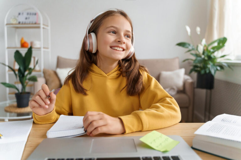 Szczęśliwa dziewczyna z regionu Oleśnicy uczy się angielskiego online przez laptopa