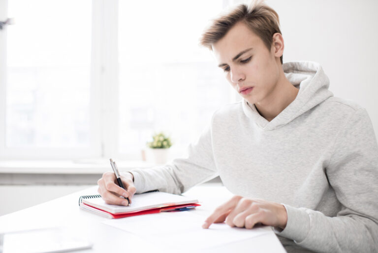 Uczeń z Lubina piszący esej podczas korepetycji z angielskiego online