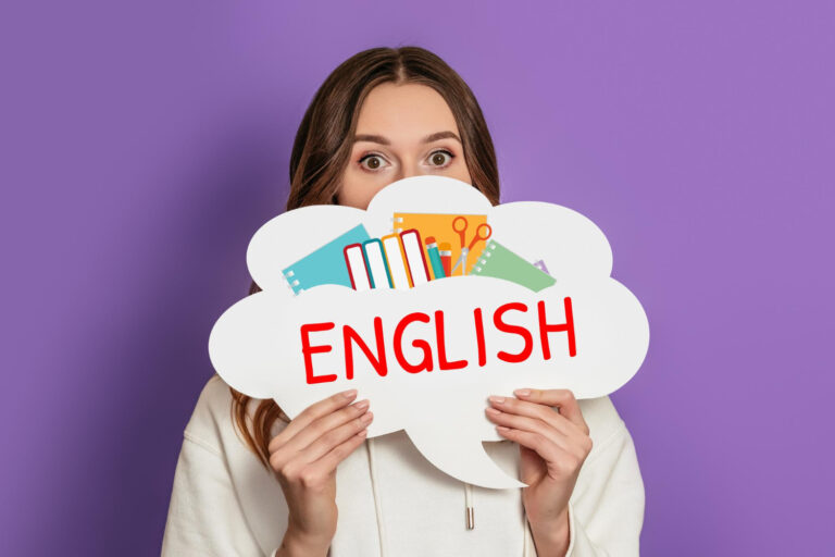 Kobieta z regionu Wałbrzycha trzymająca dymek z tekstem "learn english" na fioletowym tle