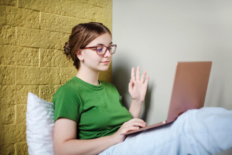 Kobieta z Kłodzka używająca telefonu podczas przerwy w nauce angielskiego online