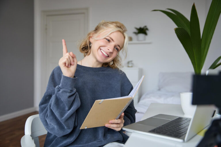 Uśmiechnięta nauczycielka prowadząca zajęcia online dla mieszkańców Głogowa
