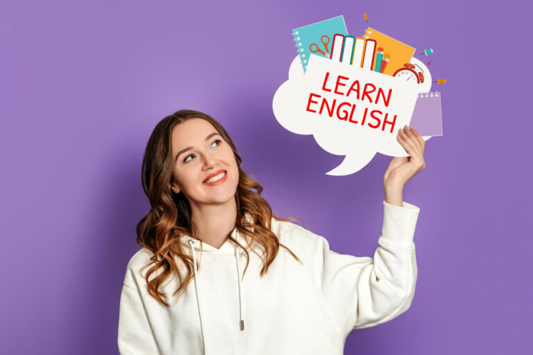 Uczennica z Legnicy trzymająca dymek z napisem "learn english" na liliowym tle